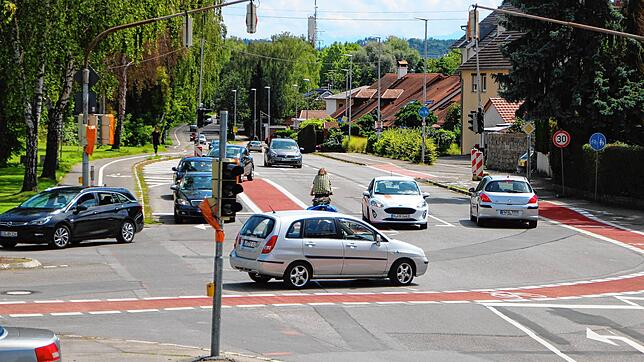 Szene vom 16.&nbsp;August 2019 im Kreuzungsbereich beim Markdorfer Bahnübergang: Ein Radler mischt sich als Geisterfahrer zwischen ...