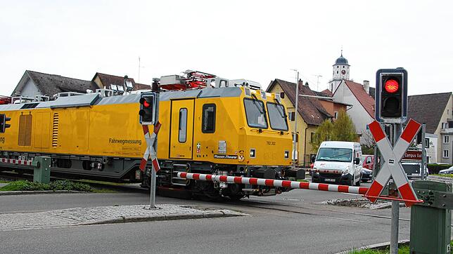 Probefahrt mit Tempo 20: Ein Messzug der Deutschen Bahn war vergangene Woche auf der Strecke der Ablachtalbahn von Stockach nach Mengen ...