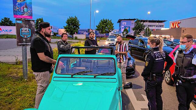 Das Aufeinandertreffen von Fahrzeugliebhabern und Polizei endete zum Teil auch sehr freundschaftlich.