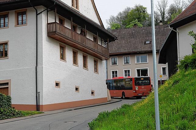 So richtig eng wird es in Schmitzingen, wenn der SBB-Bus seine Runde durchs Dorf dreht.