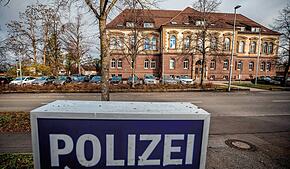 Das Schild des Polizeireviers Hechingen steht gegenüber des Gebäudes des Landgerichts und der Justizvollzugsanstalt.