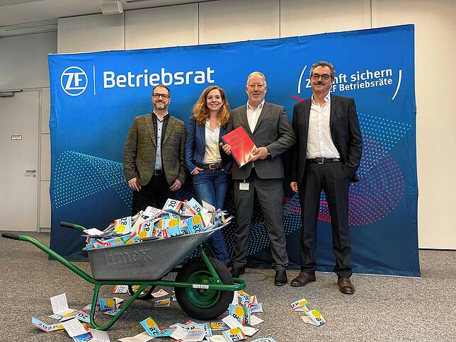 Im Dezember hat der Betriebsrat tausende unterschriebene Postkarten für eine Beschäftigungssicherung gesammelt. Dafür kämpfen auch (von ...