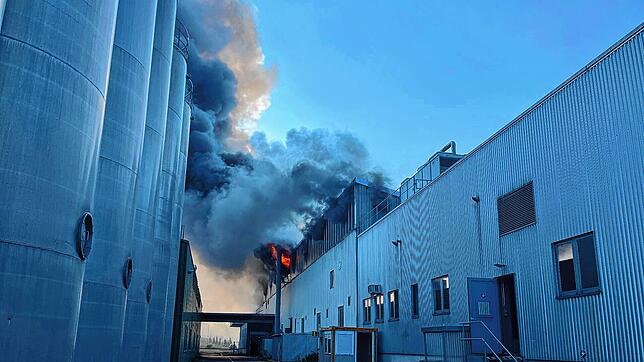 Ein Teil der Kunststofffabrik in Lenzburg im Kanton Aargau steht am 27. Juni in Flammen.