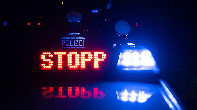 Nach einem illegalen Autorennen ermittelt die Polizei gegen zwei Männer im Alter von 19 und 20 Jahren. (Symbolbild)