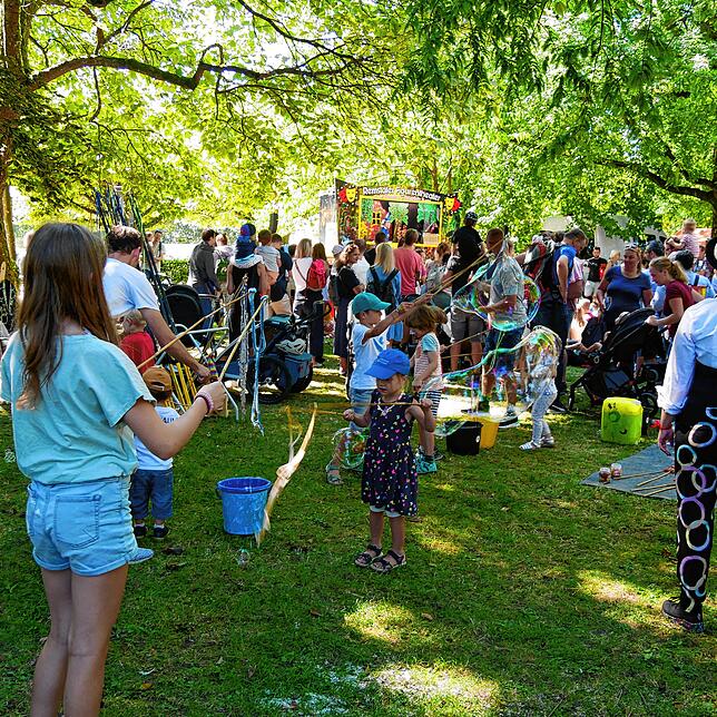 (Archivbild von 2024) Traditionell am letzten Tag der Sommerferien verwandelt sich der Konstanzer Stadtgarten in ein Mitmach-Spielfeld ...