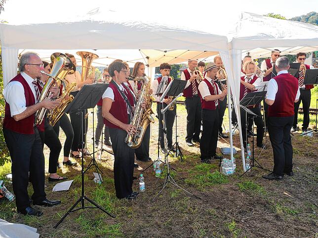 Zum Festakt an der Bahntrasse spielte der Musikverein Degernau.