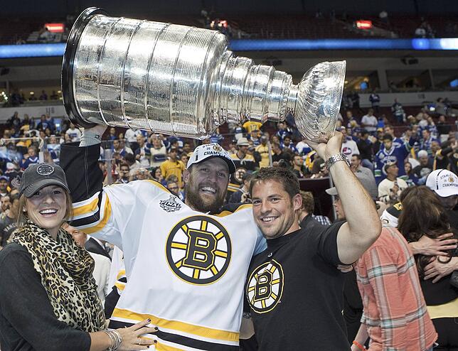 Dennis Seidenberg (Mitte) feiert den gewonnen Stanley Cup 2011 mit seiner Frau Rebecca und seinem Bruder Yannic.