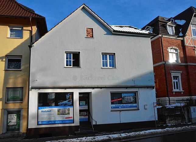 Nur noch Fassade, die demnächst abgerissen werden soll: das Nachbargebäude in der Hauptstraße.