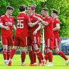 Der FC Überlingen bejubelt den Treffer von Jannik Gerlach (3. v. links) zum1:0.