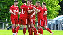 Der FC Überlingen bejubelt den Treffer von Jannik Gerlach (3. v. links) zum1:0.