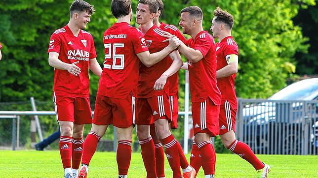 Der FC Überlingen bejubelt den Treffer von Jannik Gerlach (3. v. links) zum1:0.