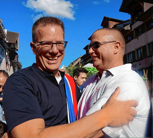 Viele Gratulanten: Andreas Maier (links) bekommt nach seiner Ernennung zum Bockgötti viele herzliche Umarmungen, hier vom Tiengener ...