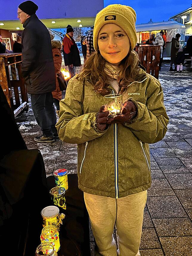 Mit Botschaft: Ihr selbst gestaltetes Windlicht brachte Sole (im Bild) zum Adventsmarkt, es soll wie alle die anderen Lichter der Kinder ...