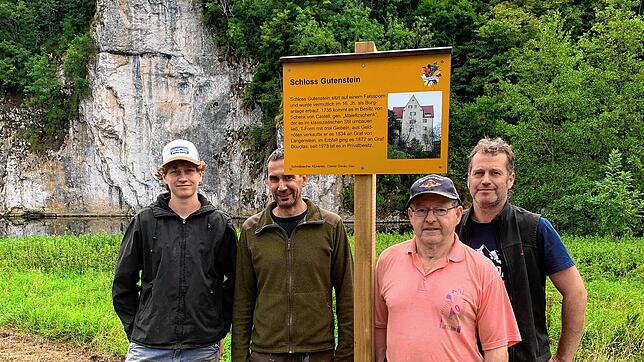 Diese gestiftete Lehrtafel steht unterhalb des Schlosses Gutenstein und beschreibt die Geschichte des Schlosses. Foto: Willi Rößler