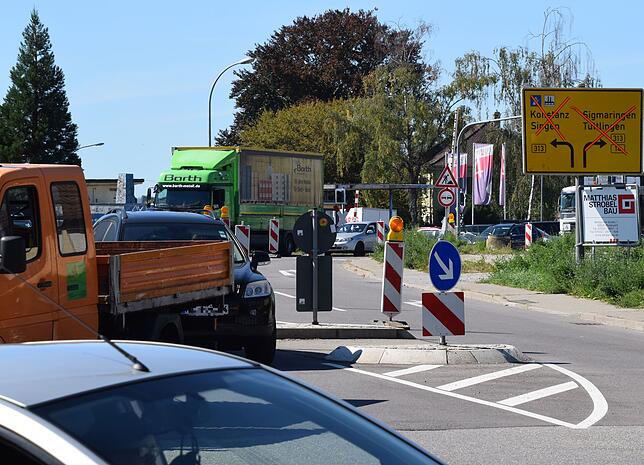 Verkehr Richtung Radolfzell fließt von Nellenburgstraße und Schiesser-Knoten nach links in die Industriestraße. Diese ist Umleitung für ...