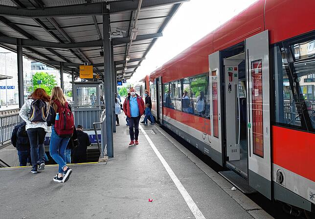 Auch auf den Bahnsteigen ist die Bedeckung von Mund und Nase Pflicht.