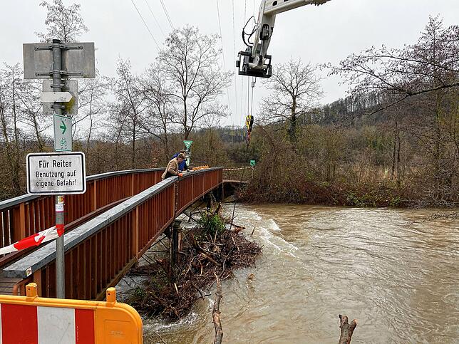Ist der Durchlass erst mal verstopft, kann sich das Wasser schnell anstauen und weitere Schäden verursachen.