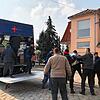 Beim Ausladen des Lastwagens kurz hinter der Ukrainischen Grenze halfen zahlreiche örtliche Freiwillige. Sie bildeten eine Menschenkette.