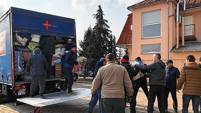 Beim Ausladen des Lastwagens kurz hinter der Ukrainischen Grenze halfen zahlreiche örtliche Freiwillige. Sie bildeten eine Menschenkette.