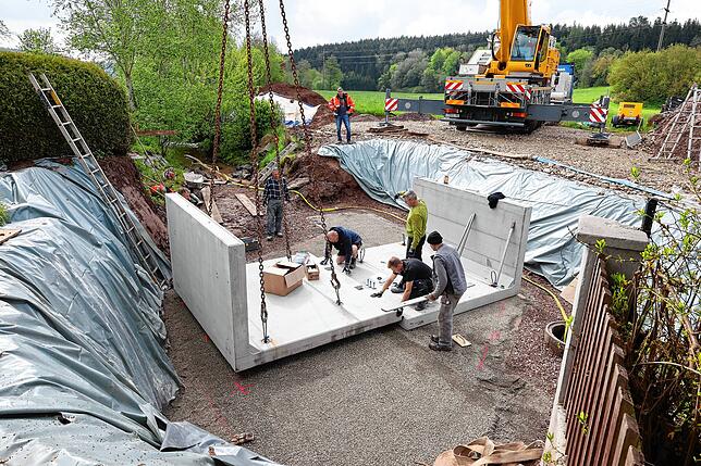 Präzise setzt der Kranführer das Betonelement für das U-Kernstück der Kapfbrücke ab.