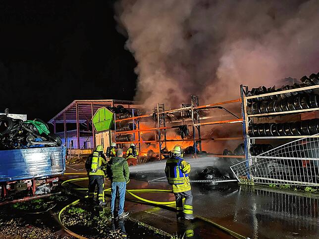 Großbrand bei Autoverwertung in der Kreuzmatt am 15. November 2023.