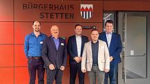 Alexander Hupfer, Gerhard und Matthias Bachmann, Jürgen Wiener und Niklas Nüssle (von links) vor dem Bürgerhaus.