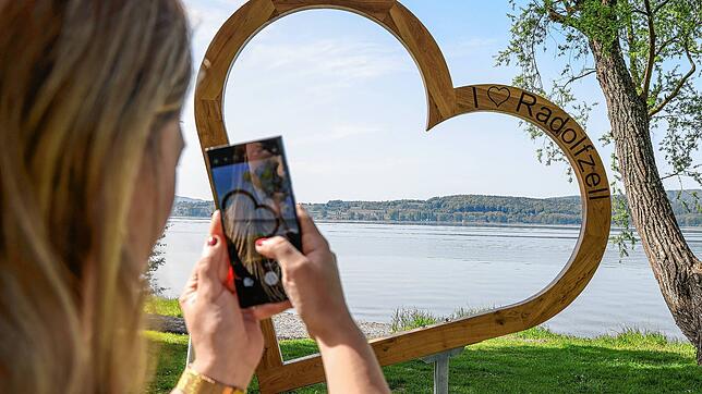 Neues Fotomotiv für Frischvermählte auf der Mettnau: Die Mitarbeiter der Technischen Betriebe haben jetzt ein von ihnen gefertigtes ...