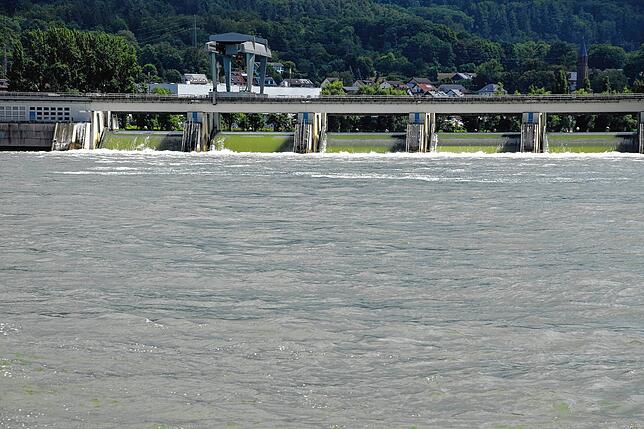 Am 12. Juni sind die Wassermengen des Rheines für die Turbinen des Rheinkraftwerkes in Bad Säckingen noch zu bewältigen.