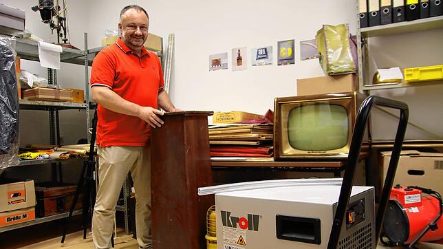 Ralph Stephan, Leiter des Hegau Museum, hält die vom Wasser beschädigte NS-Wahlurne fest. Neben ihm ein Röhrenfernseher der ersten ...