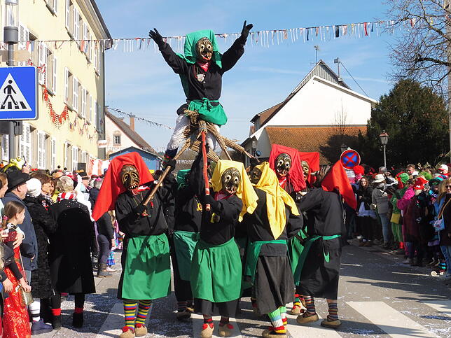 Bild 11: Fasnet-Sunntig-Umzug 2025 in Hilzingen: Farbenfrohes Treiben