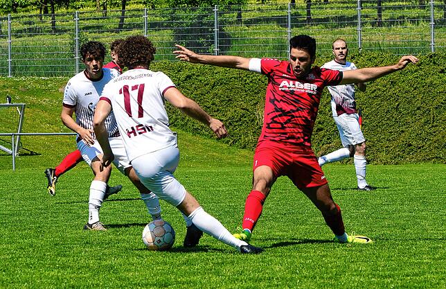 Bild 2: Das torreiche Kellerderby gewinnt der SV Deggenhausertal! Wir waren mit der Kamera dabei!