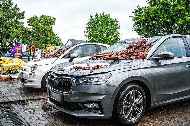 Herabgestürzte Dachziegel haben im Stadtteil Donaustetten nach dem Unwetter parkende Fahrzeuge beschädigt.