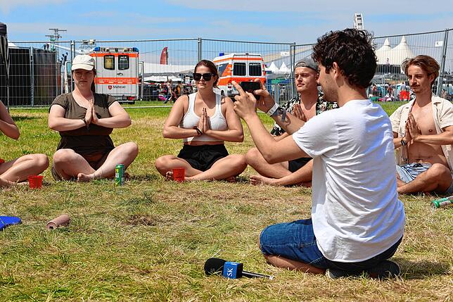 Bild 6: Bier-Yoga und Pfandflaschen-Party beim Southside 2025: Das sind die besten Bilder vom Samstagvormittag