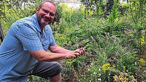 Ralf Engel in seinem mittlerweile über 1000-Arten-Naturgarten in Rickenbach. Im schattigen Nassstreifenbereich herrscht Artenvielfalt.