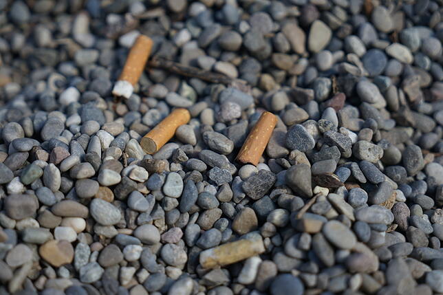 Kippen im Sand oder im Kies auf Spielplätzen wie hier stellen eine Gefahr für Kleinkinder dar.