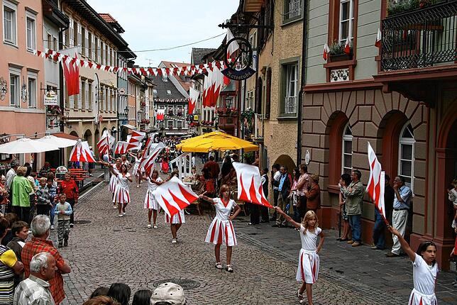 Die Fahnenschwingerinnen der Bürgerzunft Tiengen 1503 bei einem Festumzug anlässlich des Schwyzertags. Die jungen Frauen wirbeln auf dem ...