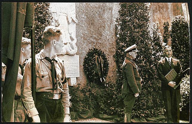 Kreisleiter Eugen Speer (Mitte) mit Bürgermeister Leopold Mager im Rathaus-Innenhof anlässlich der Enthüllung des NS-Ehrenmals am 27. ...