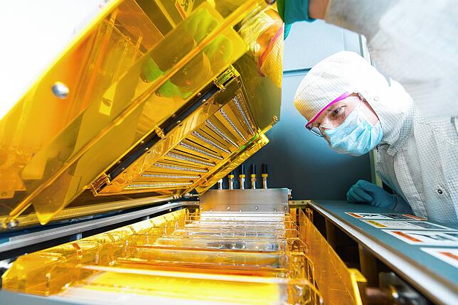 Materialforschung in Reinraumatmosphäre bei Evonik in Rheinfelden: Ein Mitarbeiter kontrolliert die Qualität der epitaktischen ...