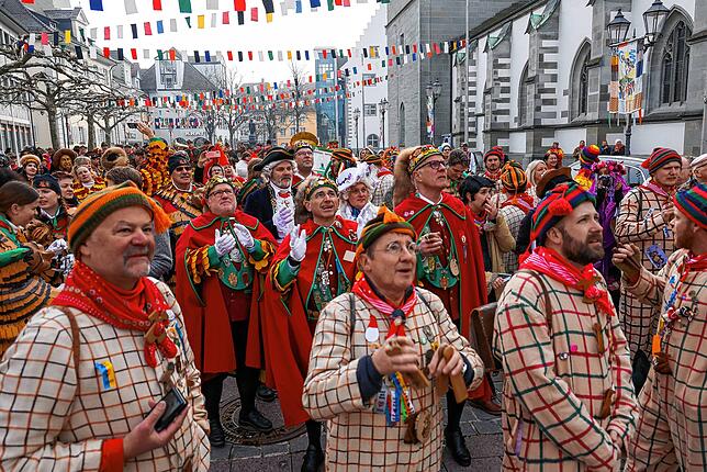 Bild 1: Ein bisschen Fasnacht geht doch: Szenen vom Marktplatz in Radolfzell