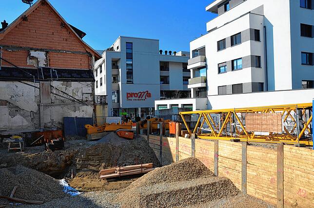 Das Mehrfamilienhaus befände sich mitten im neuen Geschäftszentrum der Innenstadt: Gegenüber das Einkaufszentrum Proma, rechts das ...