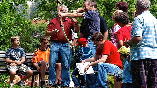 Auch mit dem Bogen können Besucher wieder schießen – selbstverständlich nach fachkundiger Anleitung wie in den vergangenen Jahren. ...