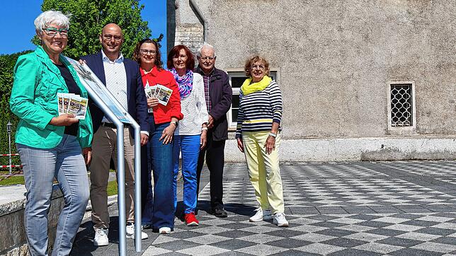 Sie freuen sich über die neuen Informations-Tafeln, die vor historischen Gebäuden in Immendingen stehen, und stellen die zugehörigen ...