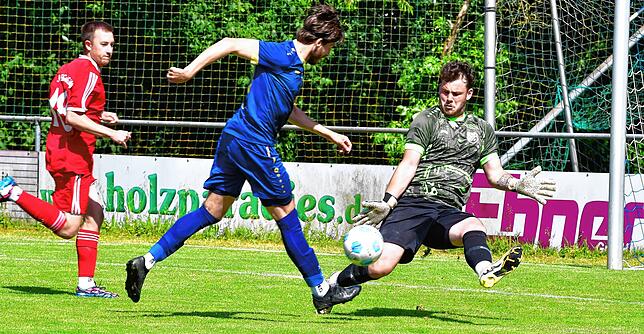 Chance vertan: Im ersten Abschnitt scheiterte der Albbrucker Nico Stadler (Mitte) noch an Torwart Aaron Birsner. Nach 63 Minuten gelang ...