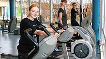 Im Trainingsraum der Nachsorgeklinik Tannheim wollen Marlene Wenzig (von links), Svenja Schneider und Konrad Schröder ihre körperliche ...
