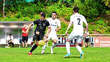 Der Marbacher Marco Effinger (links) versucht, an den Schonachern Markus Dold und Jannis Clemens (rechts) vorbeizukommen. Das Duell ...