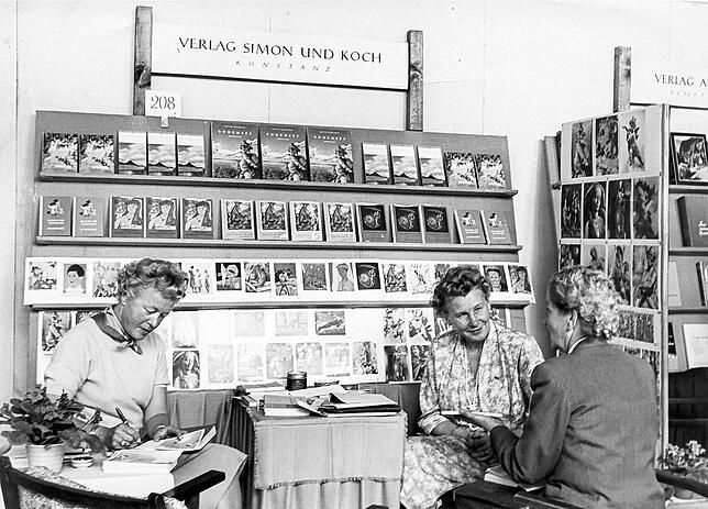 Der Verlag Simon und Koch auf der Frankfurter Buchmesse. Die Verlegerin Lotte Eckener-Simon links im Bild.