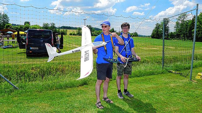 Uwe Pleyer (links) vom Modellflugclub und Schüler Matthias Schindler bereiten einen Übungsflug vor. Bild: Wolf-Dieter Guip