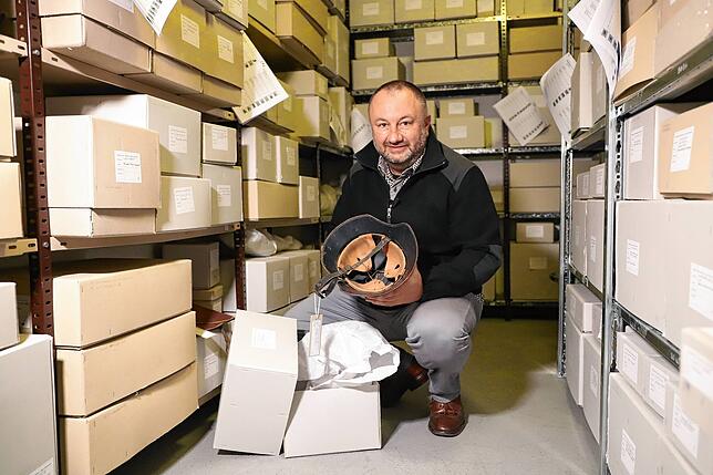 Der Leiter des Hegau-Museums Ralph Stephan zeigte 2022 einen Helm der stadtgeschichtlichen Sammlung, die unterhalb der ...