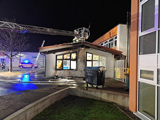 Die Feuerwehr bekommt den Brand schnell in den Griff.