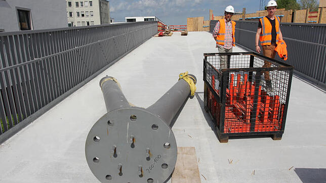 Hier investiert die Stadt: Die Z-Brücke in Petershausen, hier ein Bild aus der Bauphase, soll noch diesen Herbst fertiggestellt sein – ...